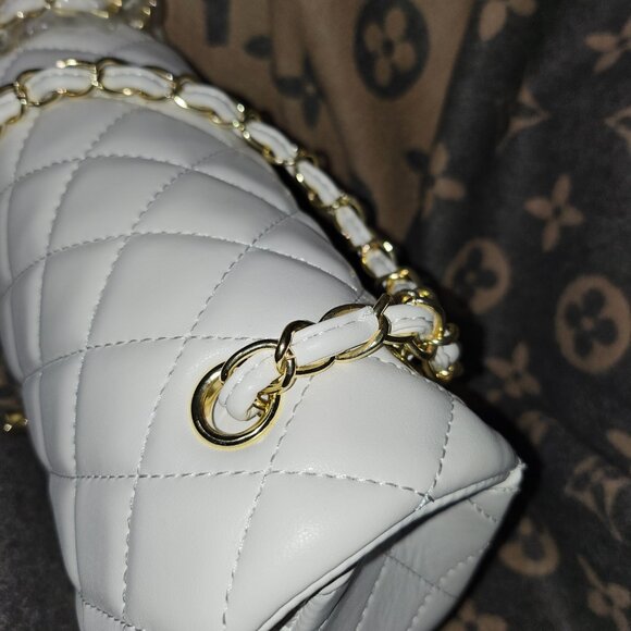 NEW WHITE QUILTED FRONT FLAP BAG WITH CHAIN HANDLES - Picture 11 of 13